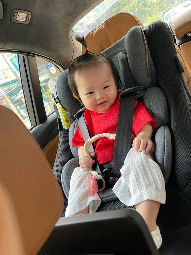 Con gái cường đôla- đàm thu trang càng lớn càng xinh như thiên thần đẹp nhất ở đôi mắt - 10