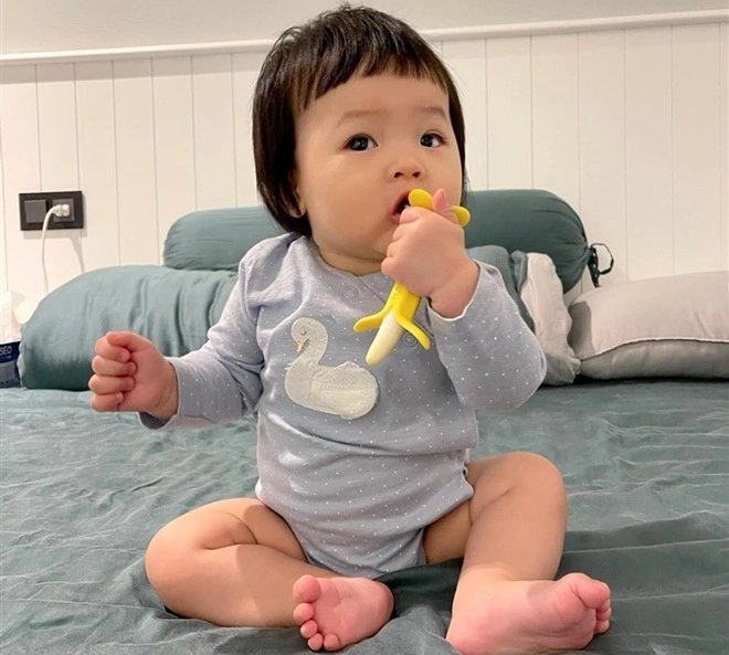 Con gái cường đôla- đàm thu trang càng lớn càng xinh như thiên thần đẹp nhất ở đôi mắt - 11