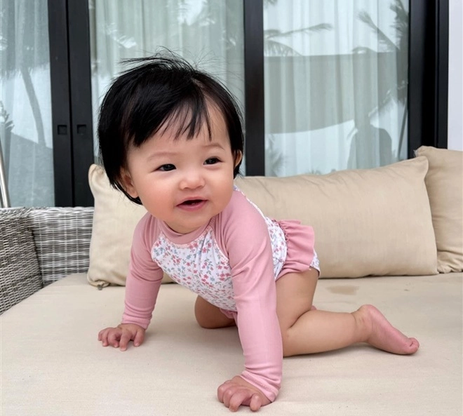 Con gái cường đôla- đàm thu trang càng lớn càng xinh như thiên thần đẹp nhất ở đôi mắt - 16