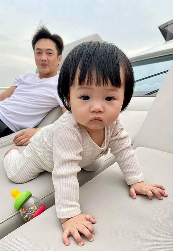 Con gái cường đôla- đàm thu trang càng lớn càng xinh như thiên thần đẹp nhất ở đôi mắt - 18