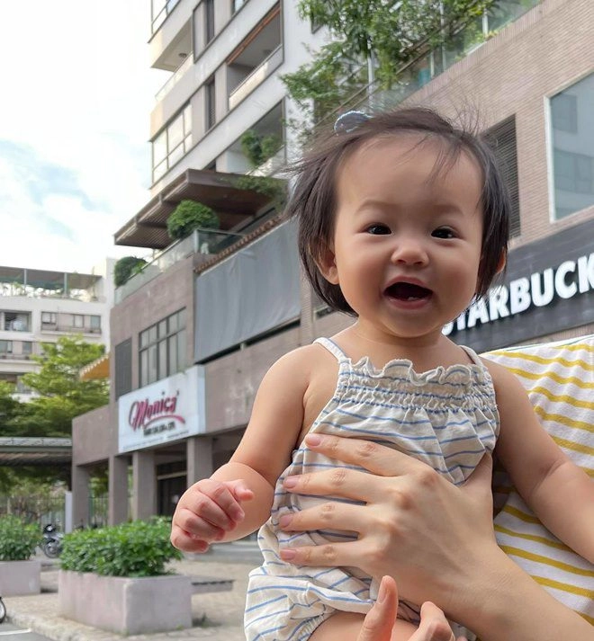 Con gái cường đôla- đàm thu trang càng lớn càng xinh như thiên thần đẹp nhất ở đôi mắt - 19