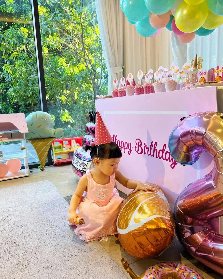 Con gái cường đôla dự sinh nhật bạn mà quá xinh khiến nhiều người nhầm là nhân vật chính - 2