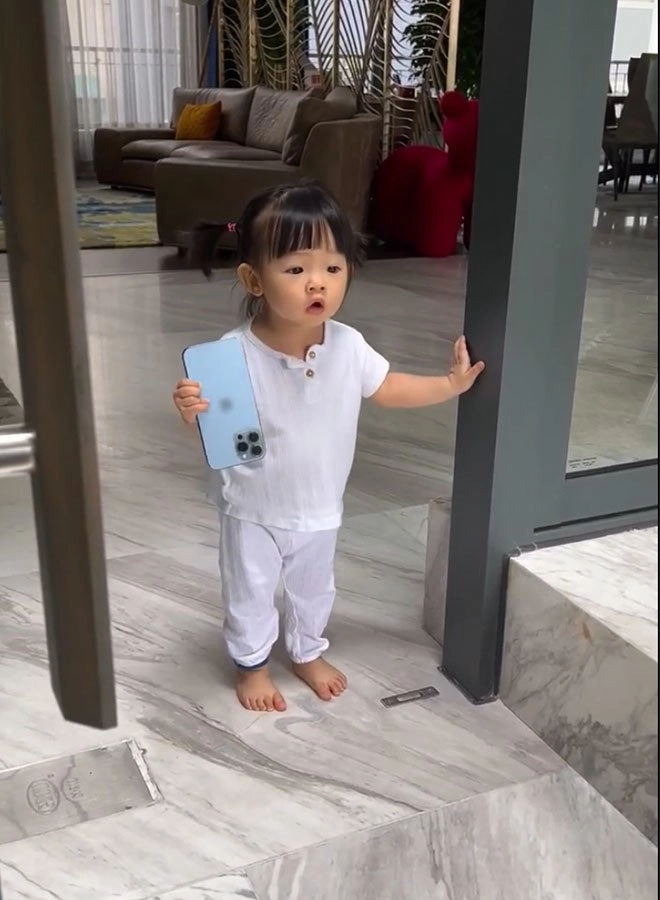 Con gái cường đôla gọi bố tay cầm điện thoại 40 triệu ai cũng thót tim đại gia có khác - 1
