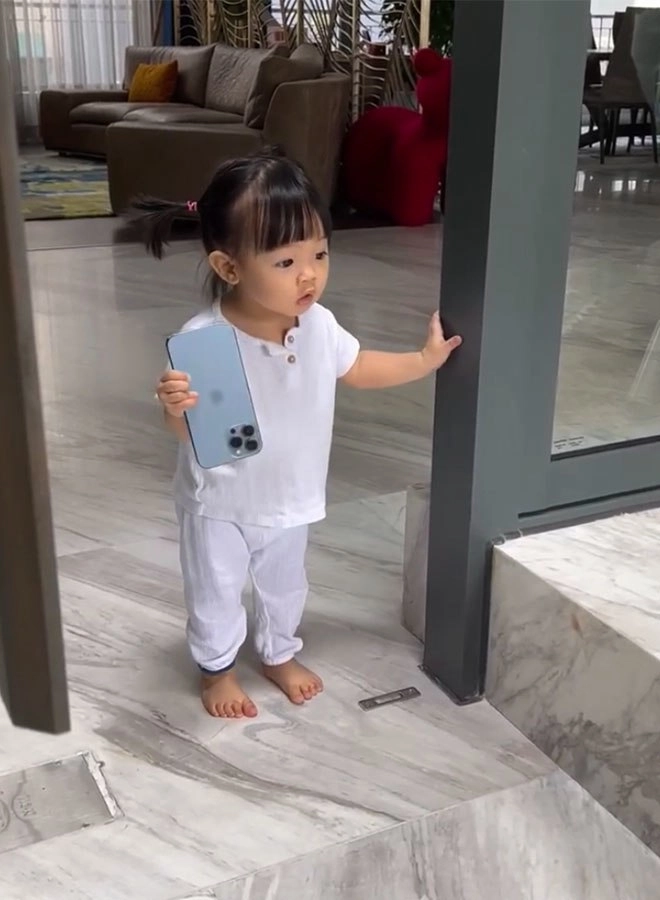 Con gái cường đôla gọi bố tay cầm điện thoại 40 triệu ai cũng thót tim đại gia có khác - 2