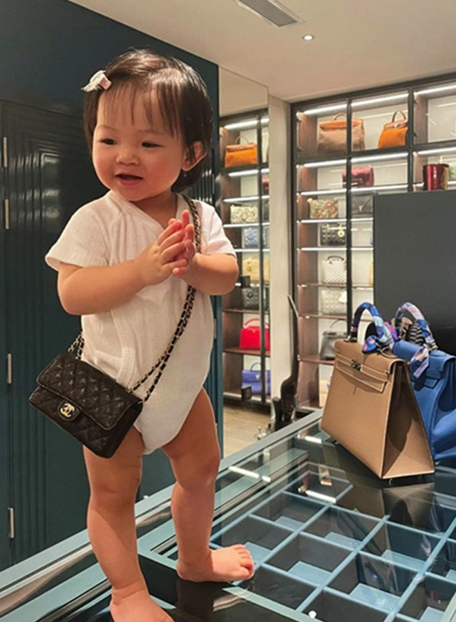 Con gái cường đôla gọi bố tay cầm điện thoại 40 triệu ai cũng thót tim đại gia có khác - 9