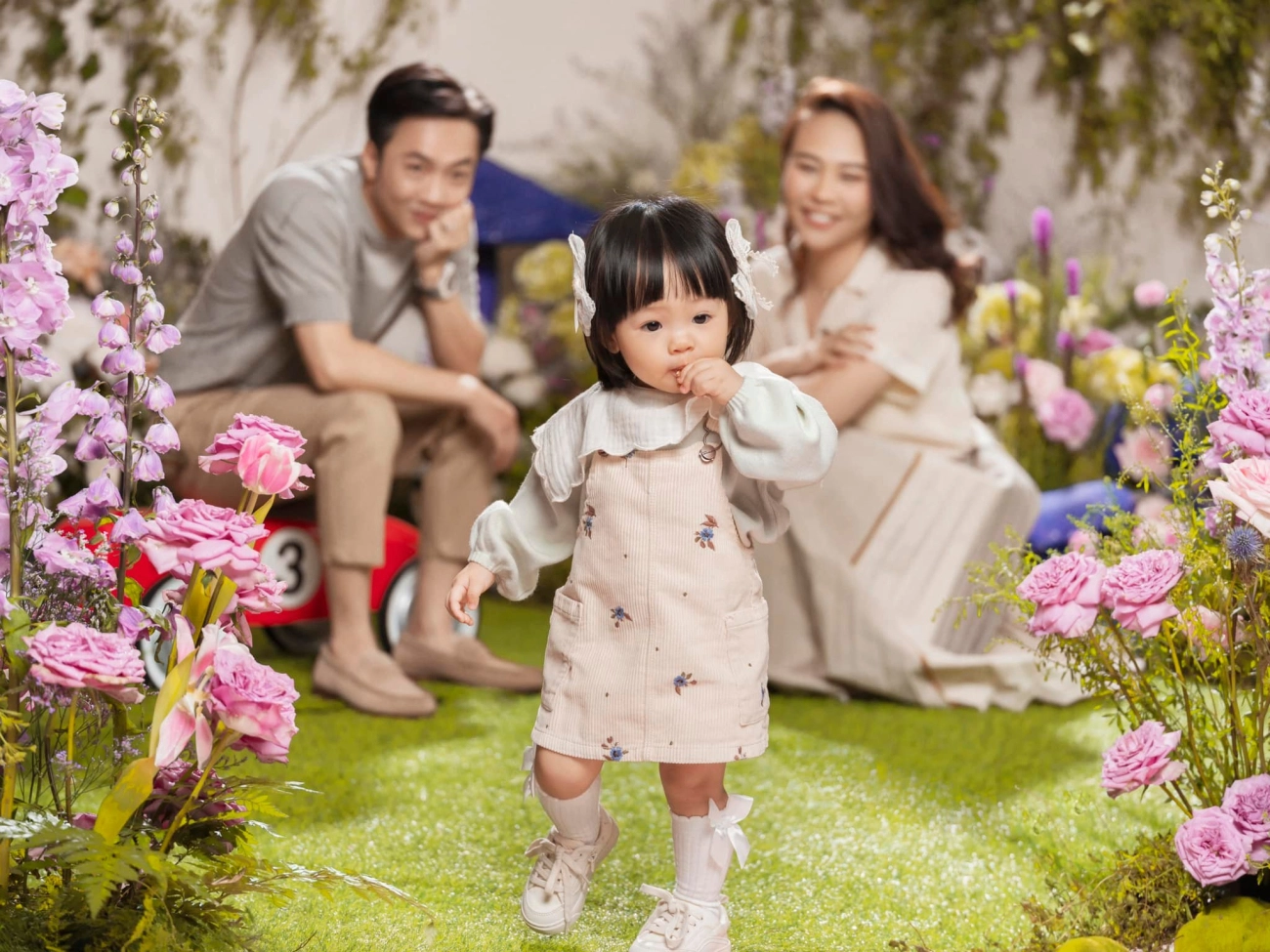 Con gái cường đôla lớn phổng phao phụ mẹ trang trí giáng sinh trong biệt thự triệu đô - 5