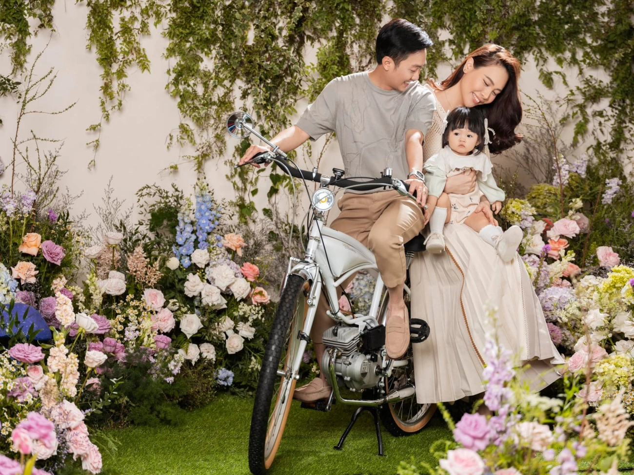 Con gái cường đôla lớn phổng phao phụ mẹ trang trí giáng sinh trong biệt thự triệu đô - 6