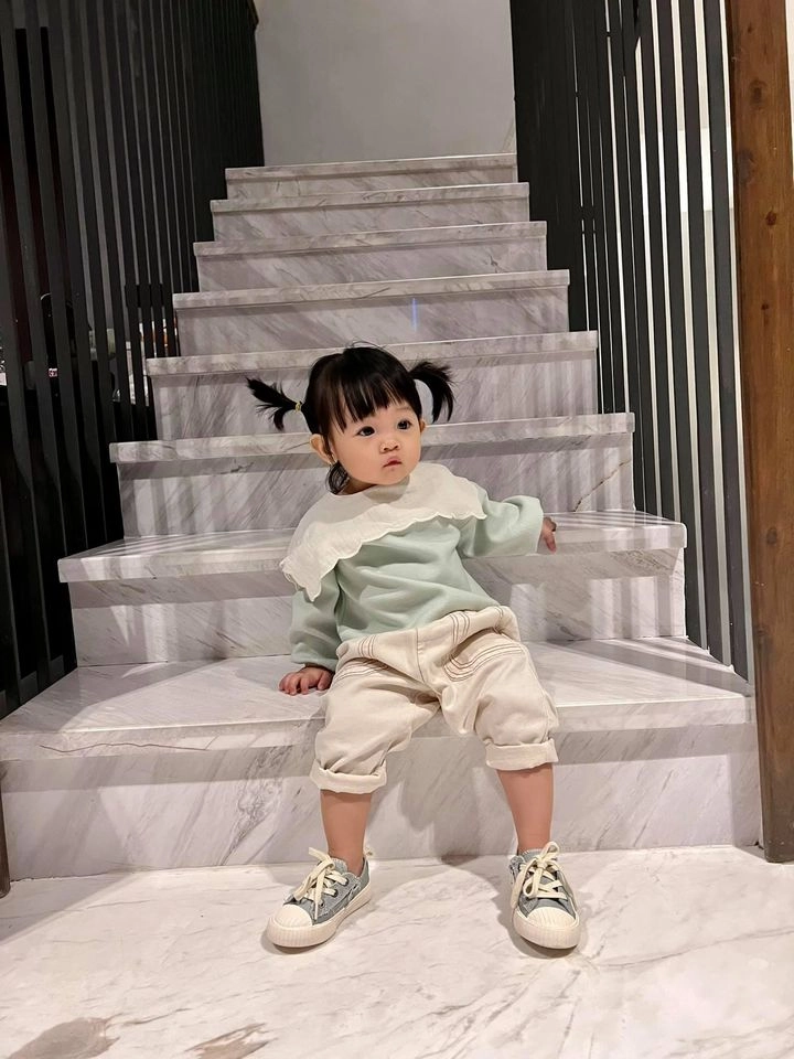 Con gái cường đôla lớn phổng phao phụ mẹ trang trí giáng sinh trong biệt thự triệu đô - 7