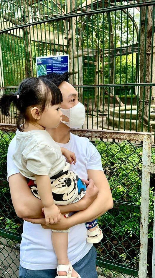 Con gái cường đôla lớn phổng phao phụ mẹ trang trí giáng sinh trong biệt thự triệu đô - 10