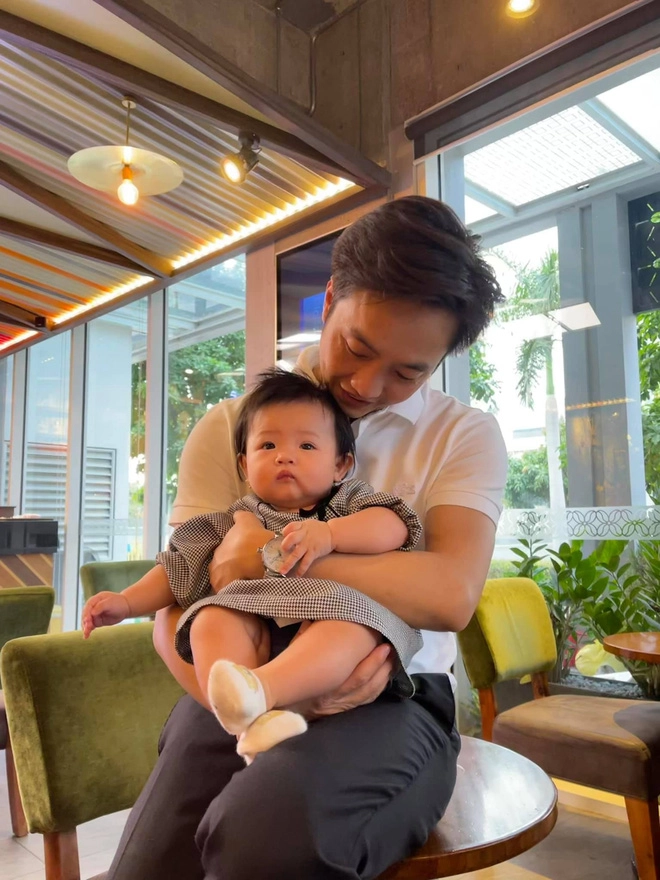 Con gái cường đôla lớn phổng phao phụ mẹ trang trí giáng sinh trong biệt thự triệu đô - 11