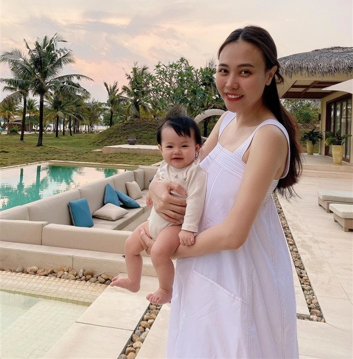 Con gái cường đôla lớn phổng phao phụ mẹ trang trí giáng sinh trong biệt thự triệu đô - 12