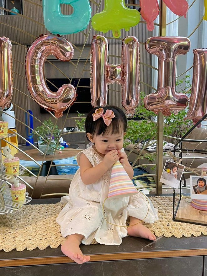 Con gái cường đôla lớn phổng phao phụ mẹ trang trí giáng sinh trong biệt thự triệu đô - 15