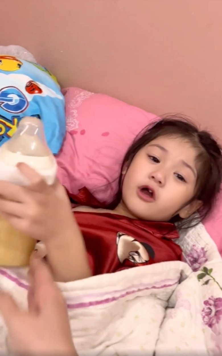 Con gái đại gia nhà 200 tỷ đoàn di băng 6 tuổi vẫn bú bình mẹ không dám cai vì sợ điều này - 2