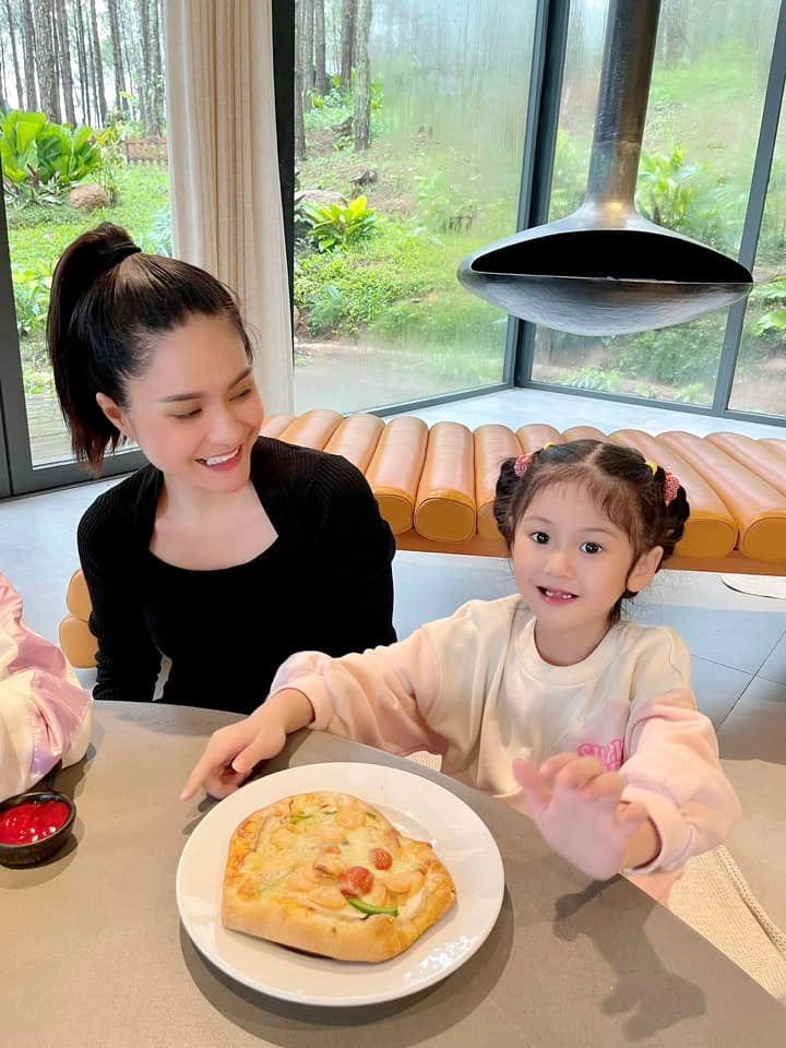 Con gái đại gia nhà 200 tỷ đoàn di băng 6 tuổi vẫn bú bình mẹ không dám cai vì sợ điều này - 5