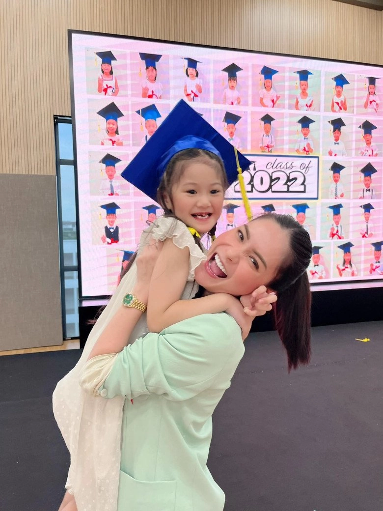 Con gái đại gia nhà 200 tỷ đoàn di băng 6 tuổi vẫn bú bình mẹ không dám cai vì sợ điều này - 6