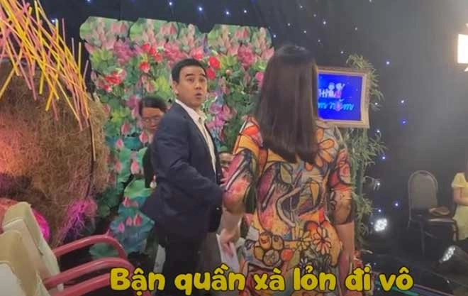Con gái đang học online mc quyền linh vô tư mặc quần xà lỏn đi qualọt vào camera - 2