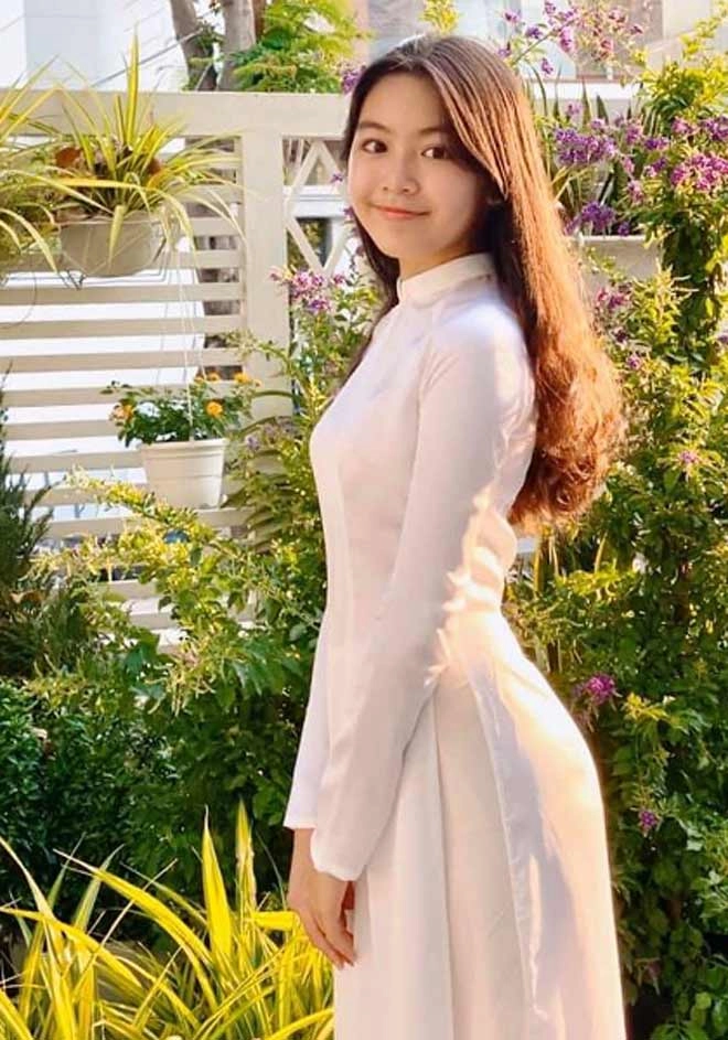 Con gái đang học online mc quyền linh vô tư mặc quần xà lỏn đi qualọt vào camera - 4