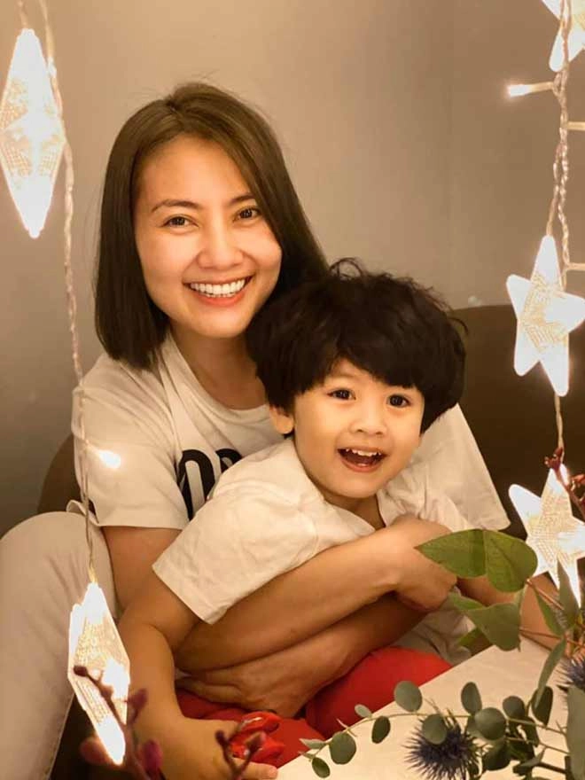 Con gái đang học online mc quyền linh vô tư mặc quần xà lỏn đi qualọt vào camera - 5