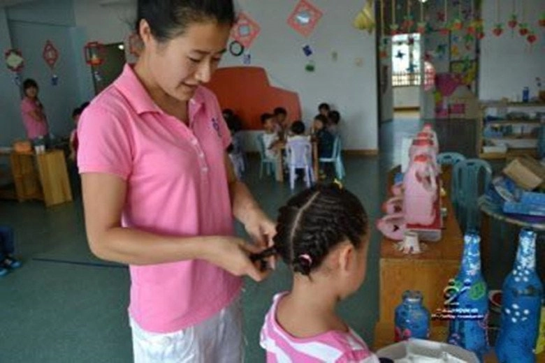 Con gái đi học về khoe mỗi ngày một kiểu tóc tết xinh mẹ tức giận chất vấn cô giáo - 1