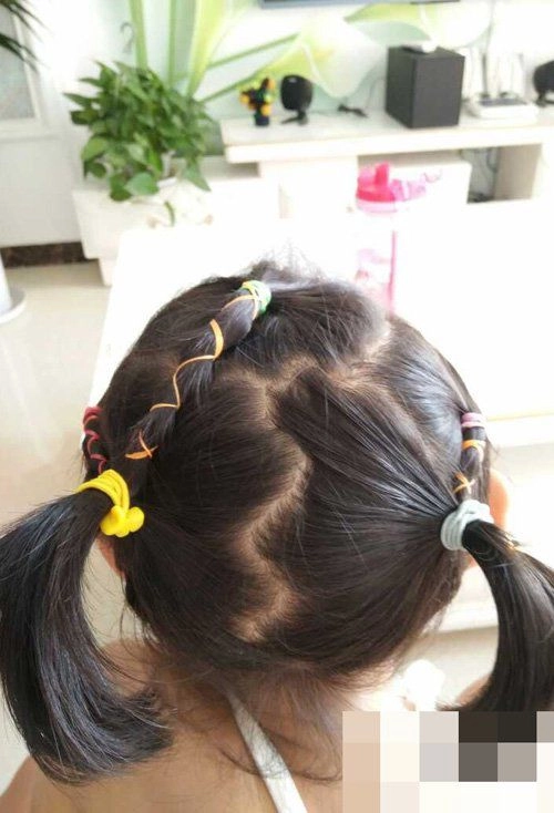 Con gái đi học về khoe mỗi ngày một kiểu tóc tết xinh mẹ tức giận chất vấn cô giáo - 2