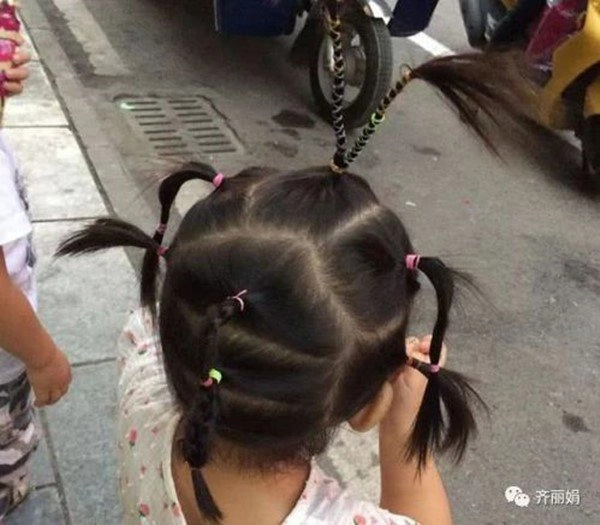 Con gái đi học về khoe mỗi ngày một kiểu tóc tết xinh mẹ tức giận chất vấn cô giáo - 4