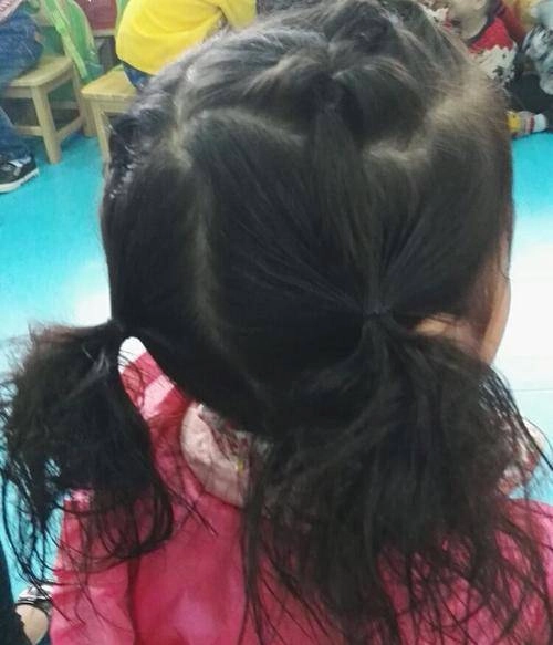 Con gái đi học về khoe mỗi ngày một kiểu tóc tết xinh mẹ tức giận chất vấn cô giáo - 5