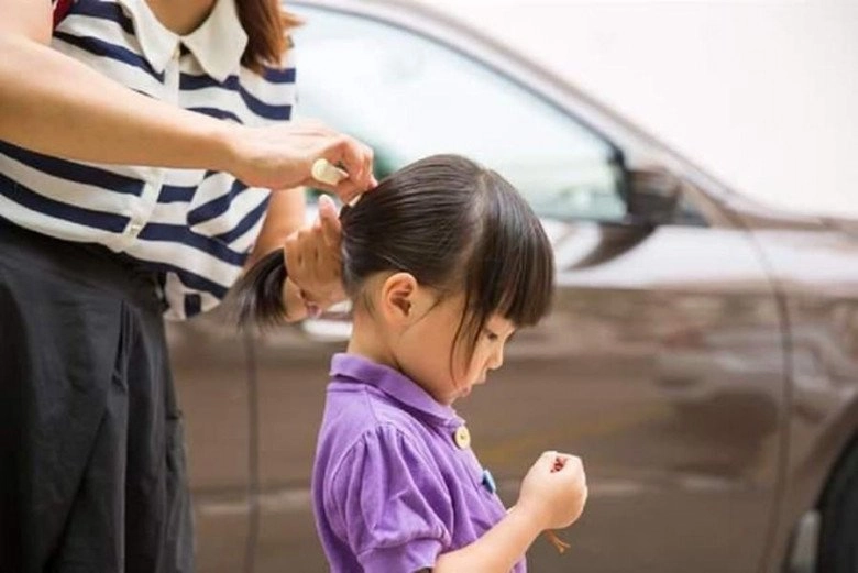 Con gái đi học về khoe mỗi ngày một kiểu tóc tết xinh mẹ tức giận chất vấn cô giáo - 7