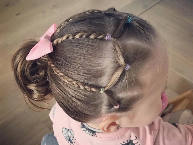 Con gái đi học về khoe mỗi ngày một kiểu tóc tết xinh mẹ tức giận chất vấn cô giáo - 8