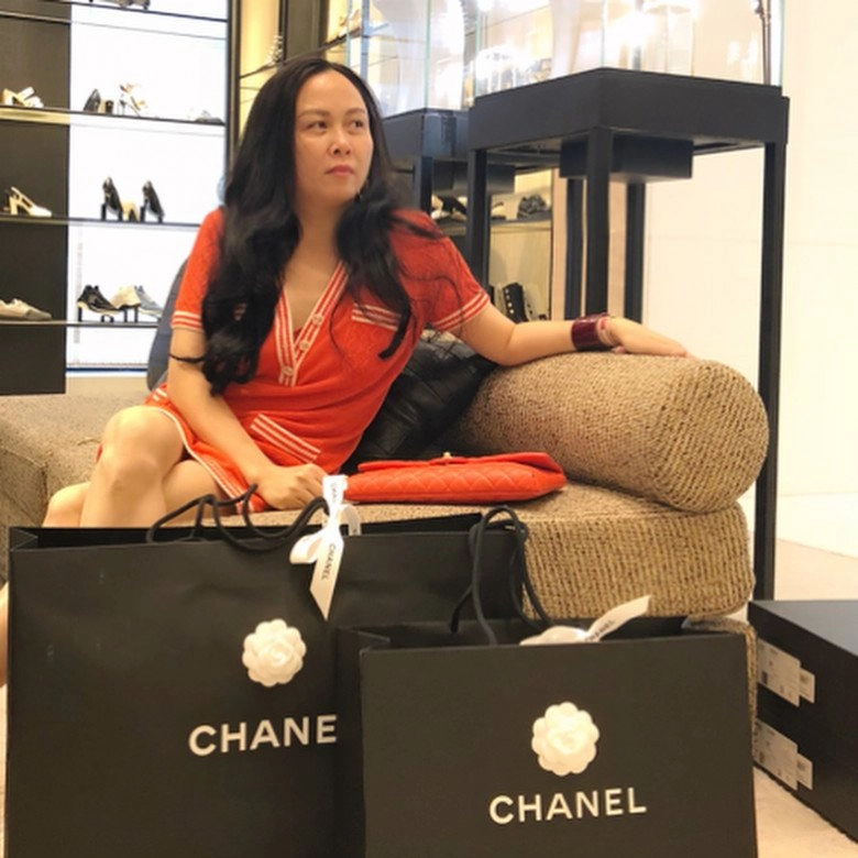 Con gái đỗ 10 trường đại học mỹ phượng chanel ăn mừng mua loạt đồ hiệu hơn chục ngàn đô - 5