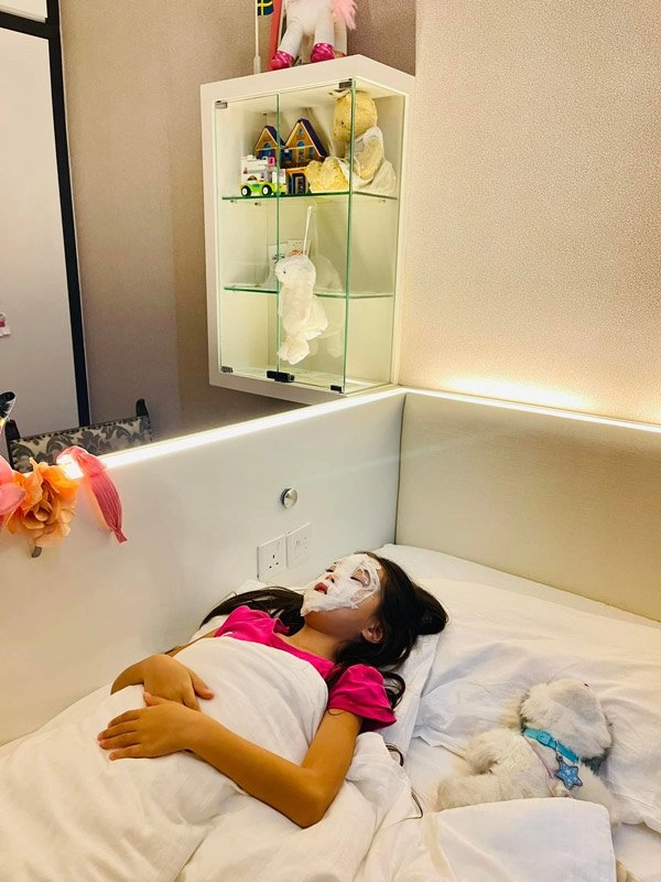 Con gái đoan trang học tiểu học đã biết làm đẹp tự làm spa tại nhà siêu đỉnh - 3