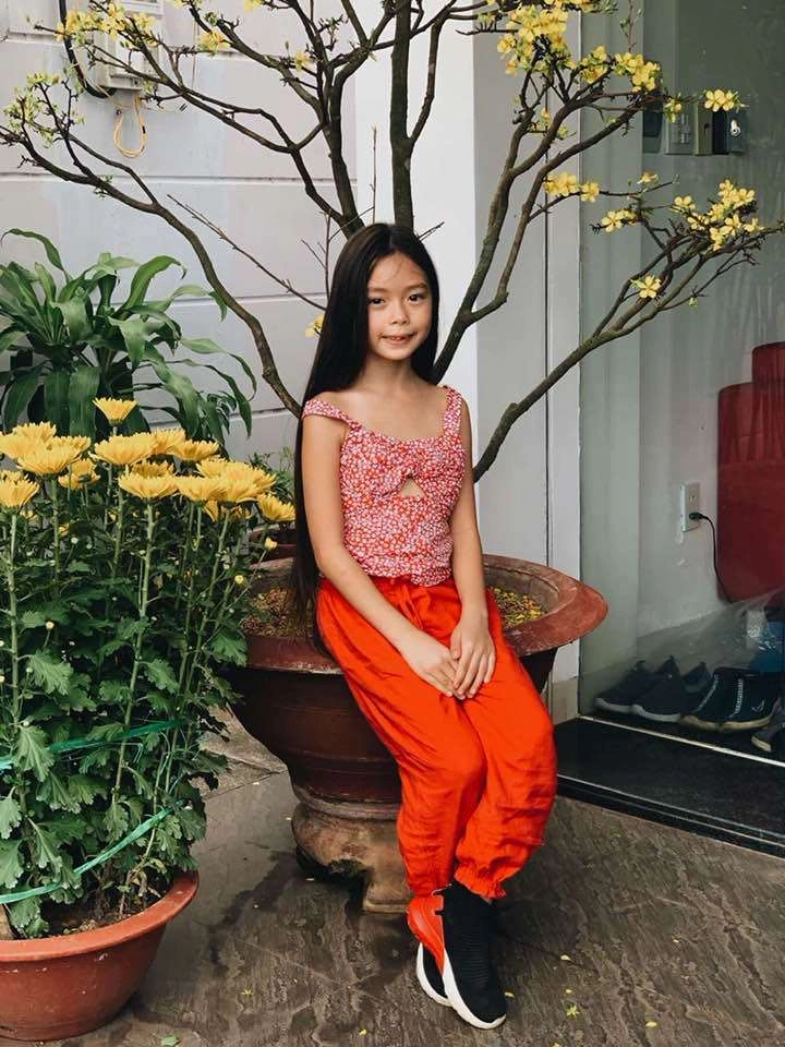 Con gái đoan trang tròn 8 tuổi lên đồ sành điệu tóc dài đẹp như công chúa - 1