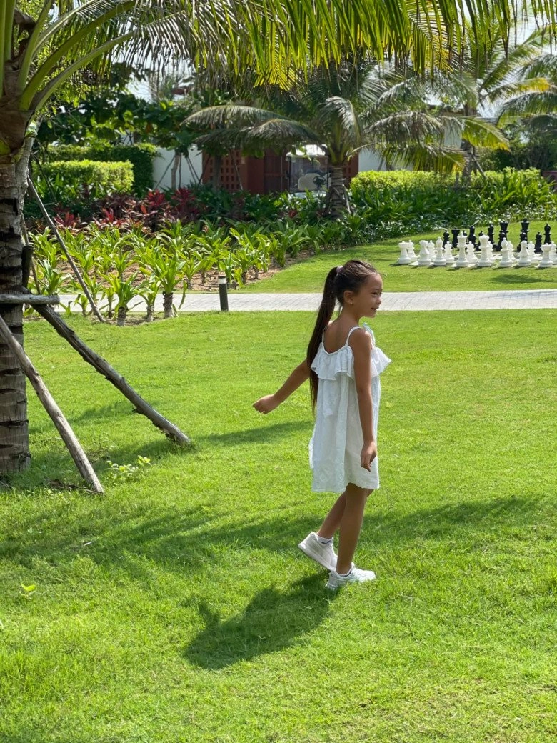 Con gái đoan trang tròn 8 tuổi lên đồ sành điệu tóc dài đẹp như công chúa - 4