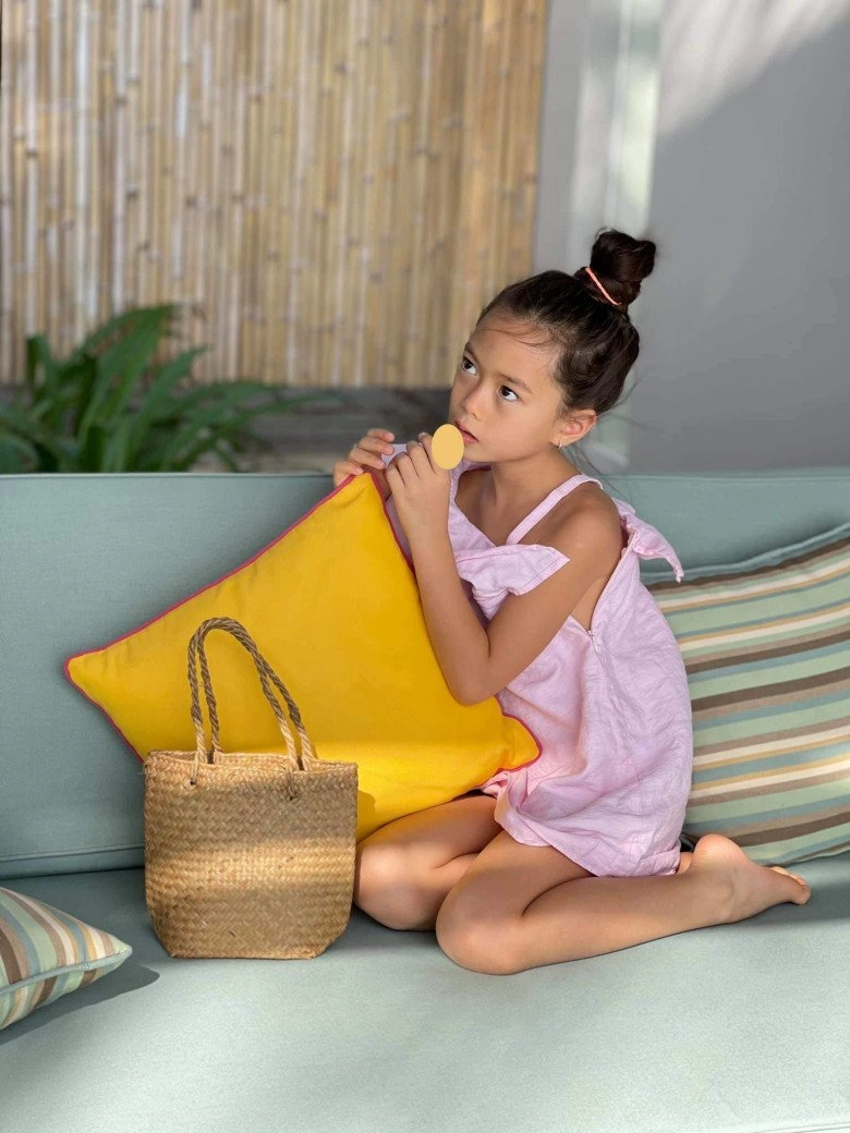 Con gái đoan trang tròn 8 tuổi lên đồ sành điệu tóc dài đẹp như công chúa - 5