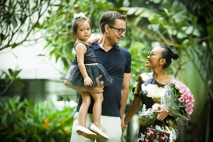 Con gái đoan trang tròn 8 tuổi lên đồ sành điệu tóc dài đẹp như công chúa - 8