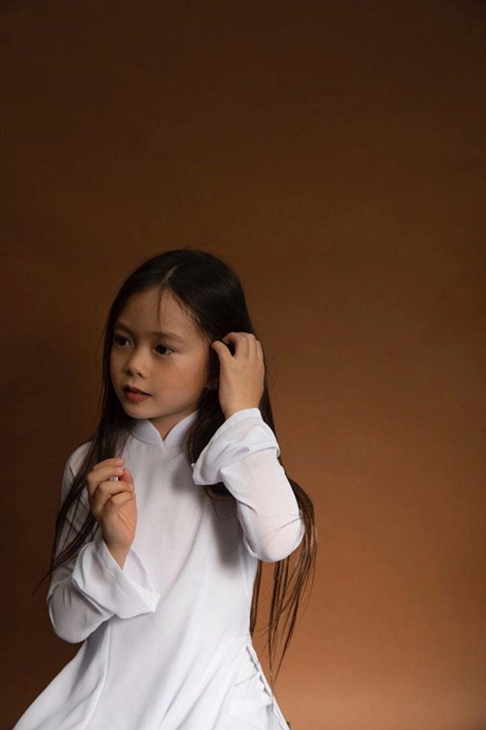 Con gái đoan trang tròn 8 tuổi lên đồ sành điệu tóc dài đẹp như công chúa - 10