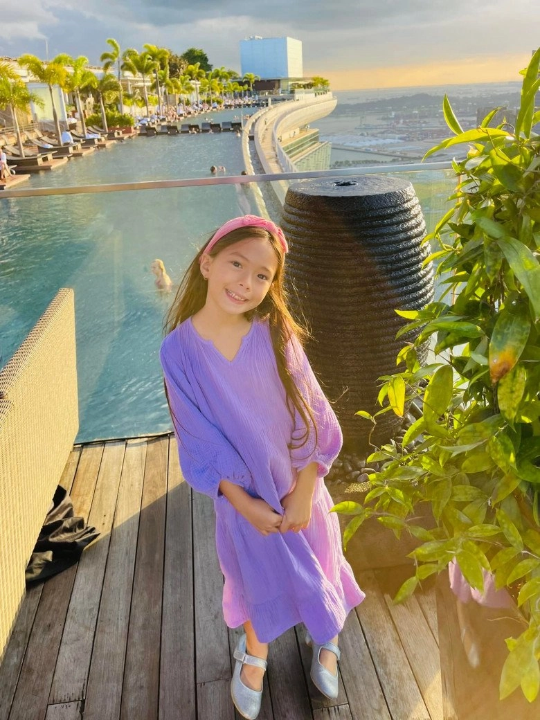 Con gái đoan trang tròn 8 tuổi lên đồ sành điệu tóc dài đẹp như công chúa - 11