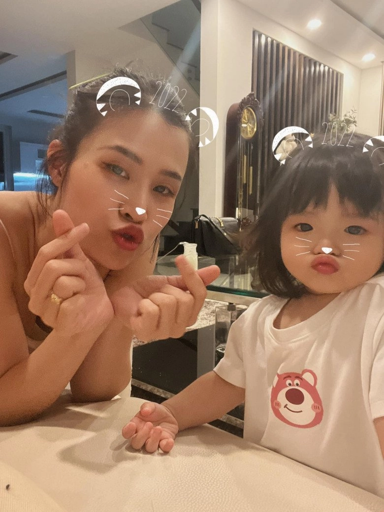 Con gái đông nhi 17 tháng đã selfie chuyên nghiệp cùng mẹ biết chu môi cực đáng yêu - 1
