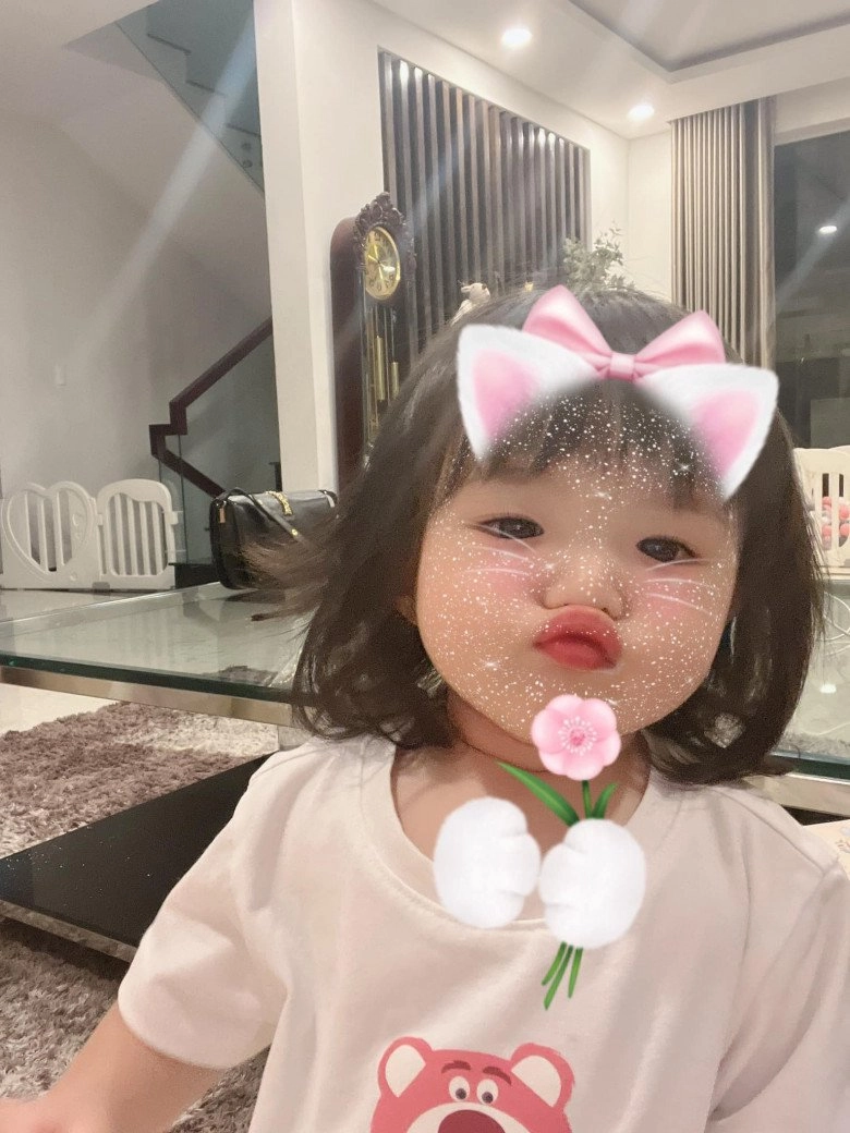 Con gái đông nhi 17 tháng đã selfie chuyên nghiệp cùng mẹ biết chu môi cực đáng yêu - 2