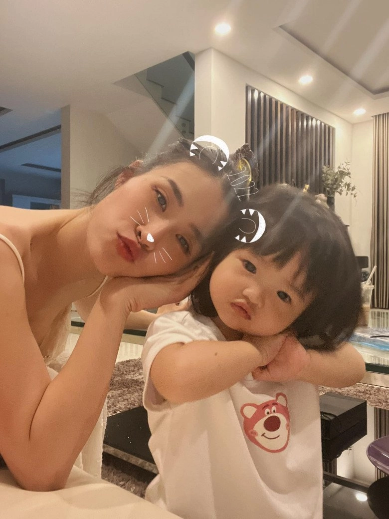 Con gái đông nhi 17 tháng đã selfie chuyên nghiệp cùng mẹ biết chu môi cực đáng yêu - 3