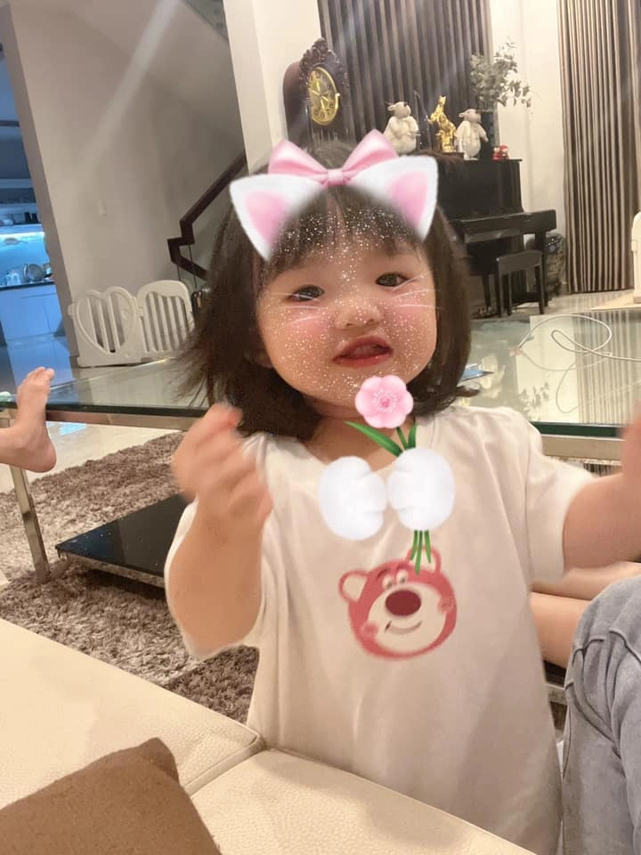 Con gái đông nhi 17 tháng đã selfie chuyên nghiệp cùng mẹ biết chu môi cực đáng yêu - 4