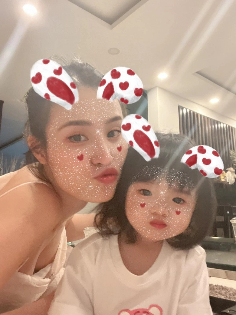 Con gái đông nhi 17 tháng đã selfie chuyên nghiệp cùng mẹ biết chu môi cực đáng yêu - 5