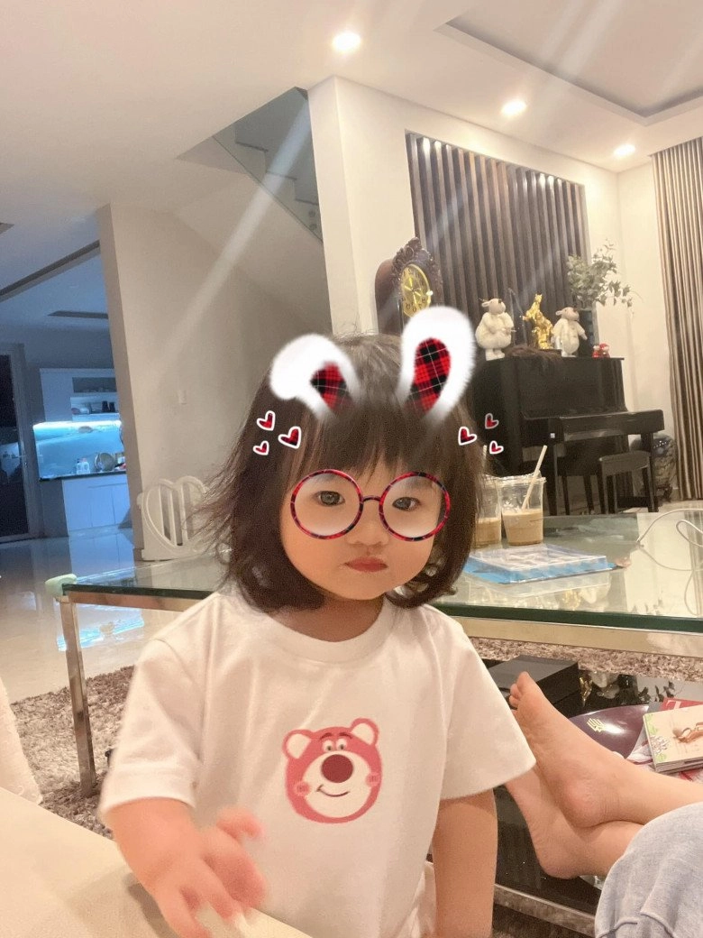 Con gái đông nhi 17 tháng đã selfie chuyên nghiệp cùng mẹ biết chu môi cực đáng yêu - 6
