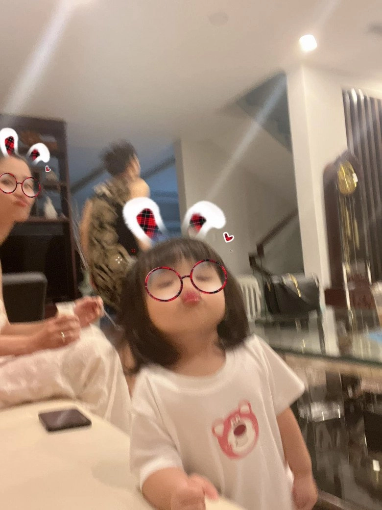 Con gái đông nhi 17 tháng đã selfie chuyên nghiệp cùng mẹ biết chu môi cực đáng yêu - 7