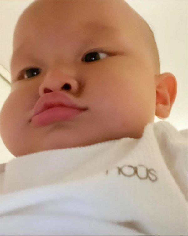Con gái đông nhi 17 tháng đã selfie chuyên nghiệp cùng mẹ biết chu môi cực đáng yêu - 11