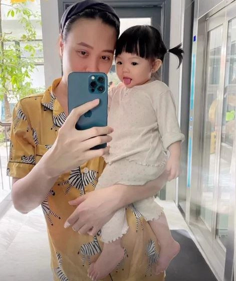 Con gái đông nhi 17 tháng đã selfie chuyên nghiệp cùng mẹ biết chu môi cực đáng yêu - 12