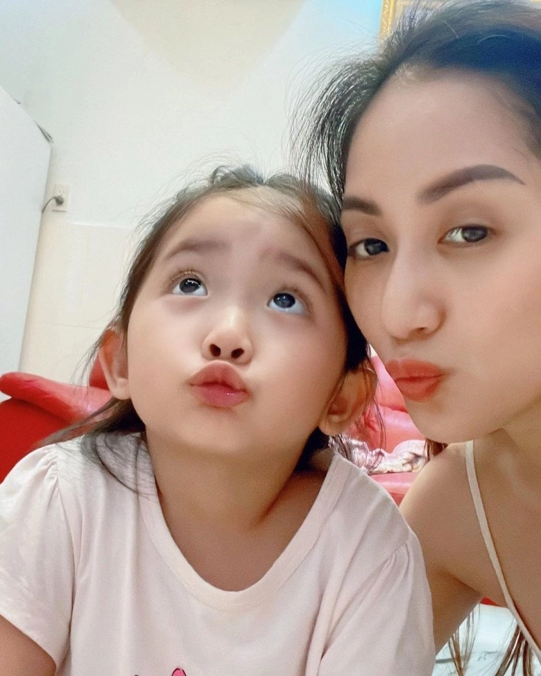 Con gái đông nhi 17 tháng đã selfie chuyên nghiệp cùng mẹ biết chu môi cực đáng yêu - 16