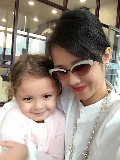 Con gái đông nhi 17 tháng đã selfie chuyên nghiệp cùng mẹ biết chu môi cực đáng yêu - 17