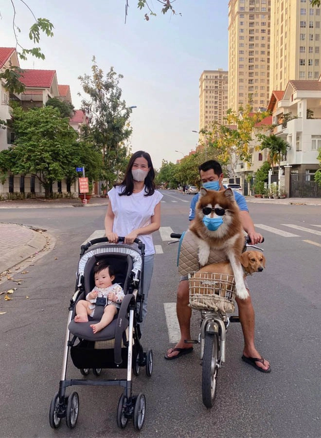 Con gái đông nhi chuẩn đại tiểu thư họ ông còn bé đã cầm vô lăng siêu xe điệu nghệ - 13