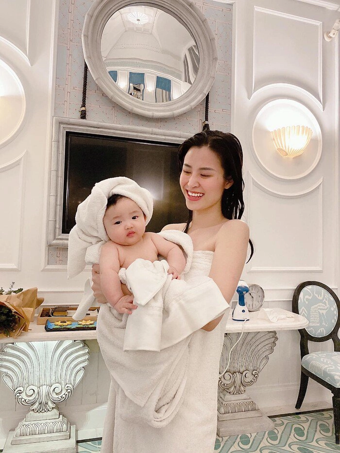 Con gái đông nhi chuẩn đại tiểu thư họ ông còn bé đã cầm vô lăng siêu xe điệu nghệ - 14