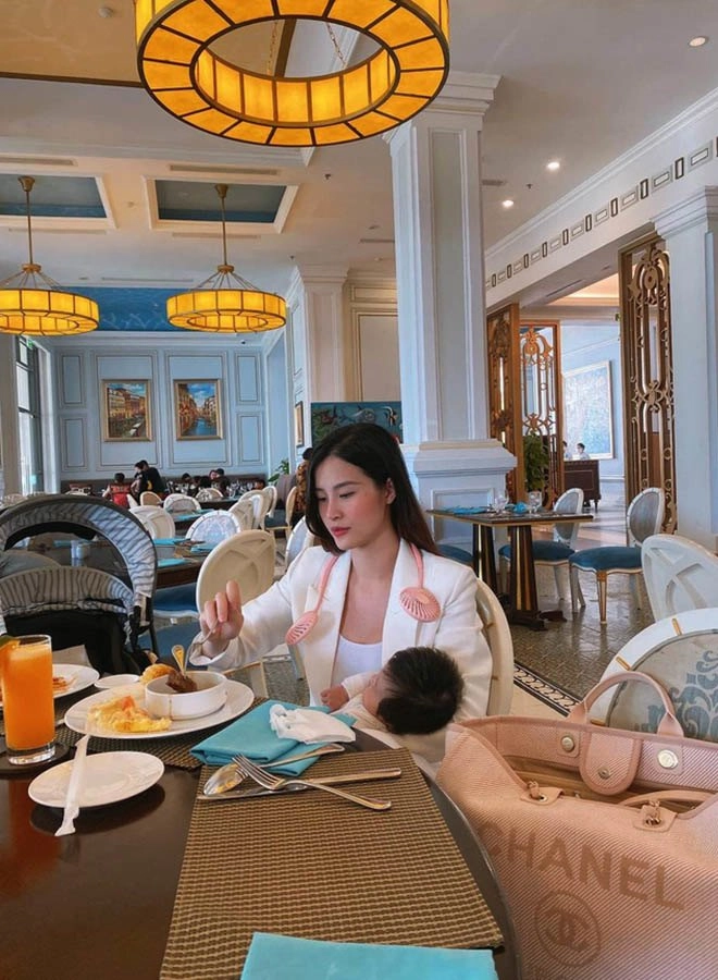 Con gái đông nhi chuẩn đại tiểu thư họ ông còn bé đã cầm vô lăng siêu xe điệu nghệ - 15